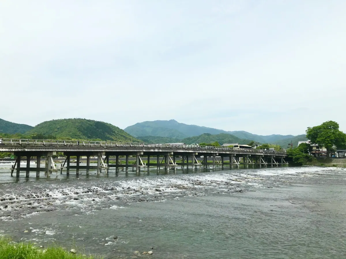 渡月橋｜嵐山の雄大な自然をいつでも堪能できる絶景ブリッジ