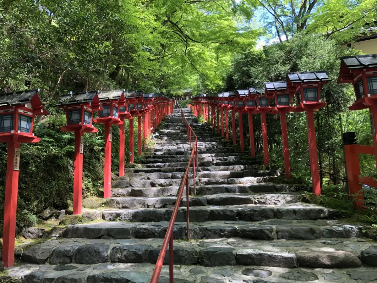 貴船神社｜恋愛と水の神をまつる、絵馬誕生の地