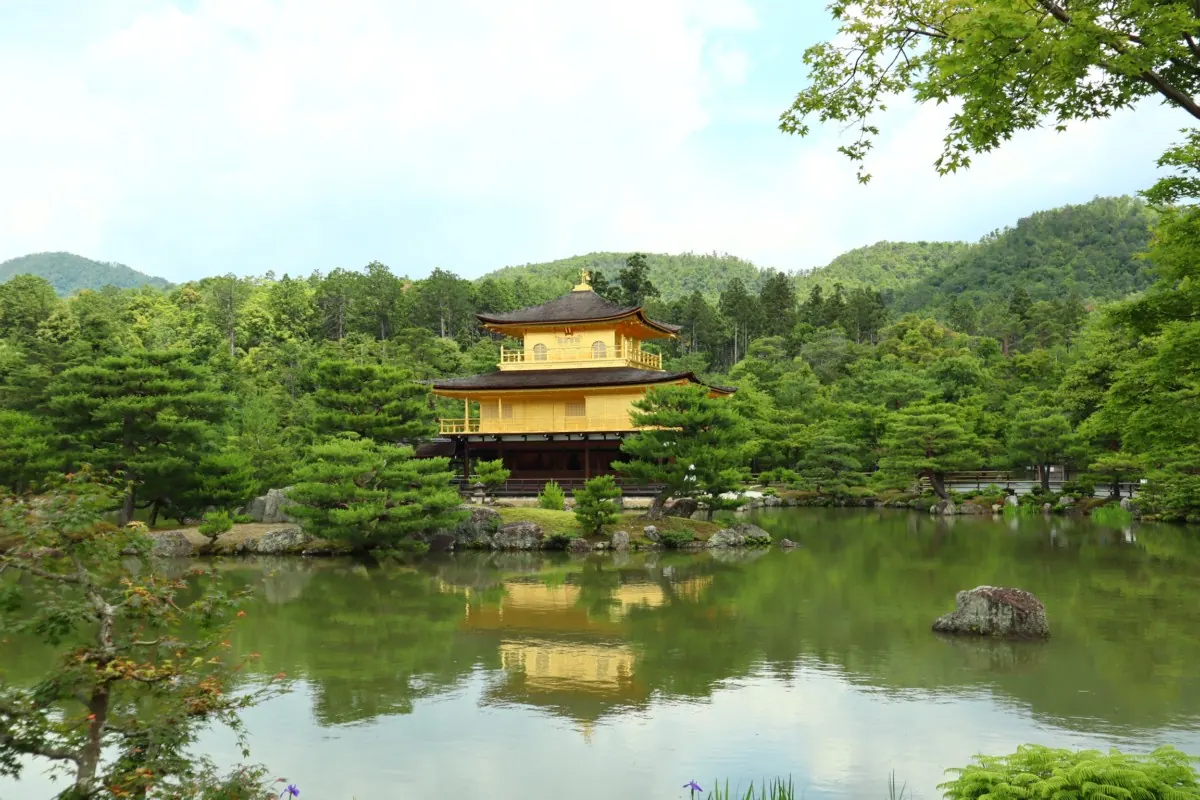 金閣寺|正式名称は「鹿苑寺」。極楽浄土の世界を華やかに表現した世界遺産