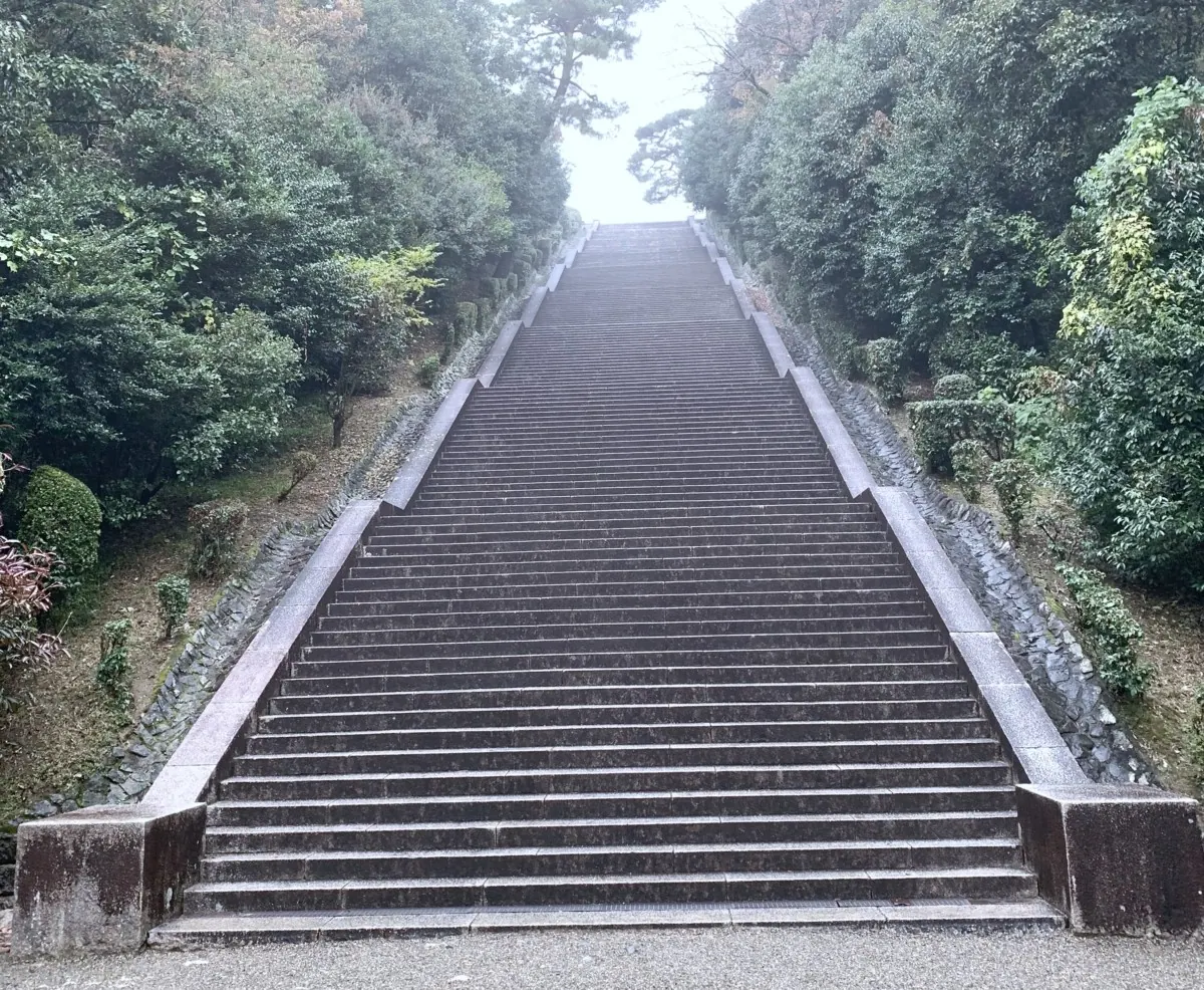 伏見桃山御陵|明治天皇が眠る墓は、豊臣秀吉が築いた伏見城跡地の画像3