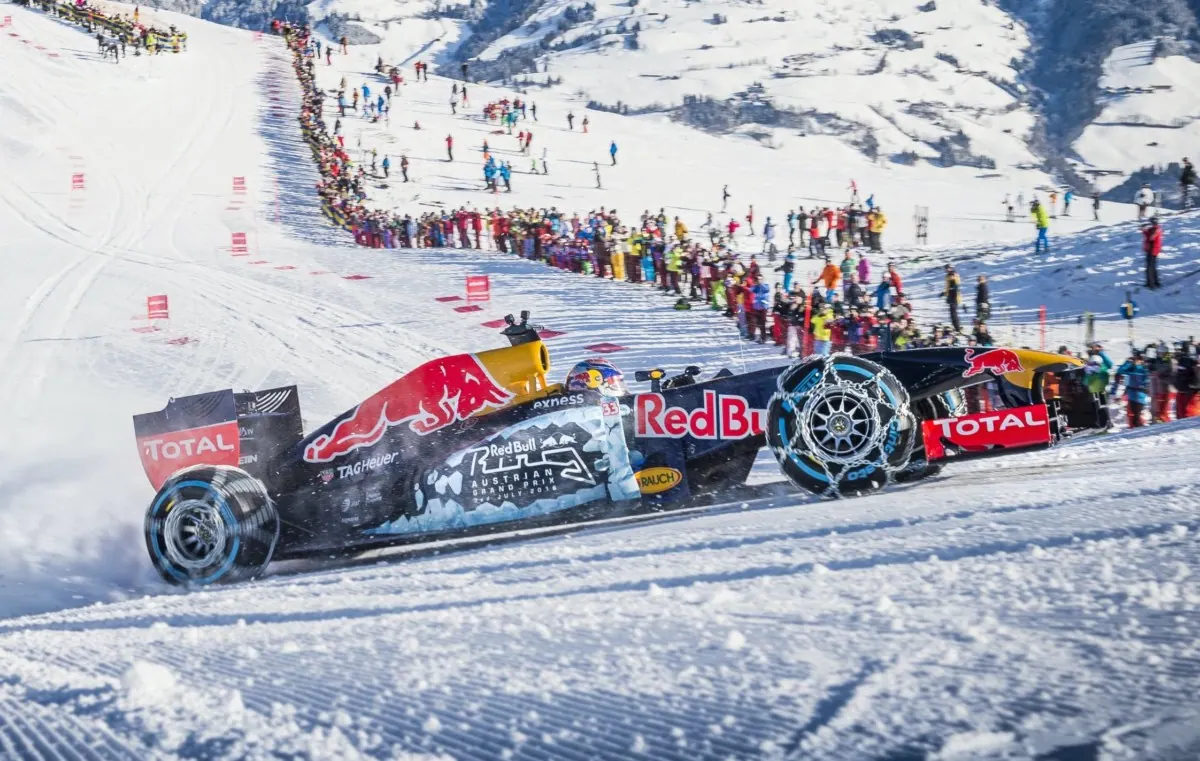 フェルスタッペン、雪山で高度なドライブテクニックを披露！