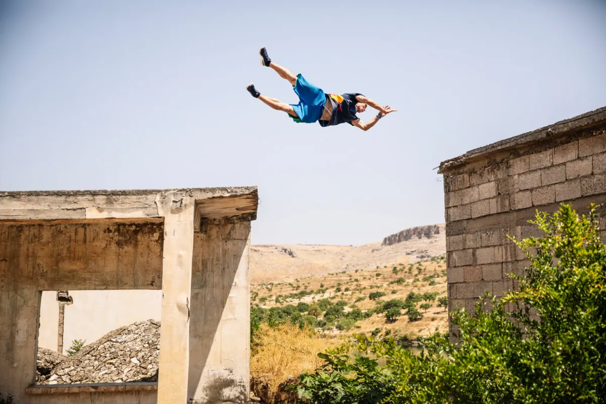 チタレンコ(ウクライナ)がトルコの水没した村で神業パルクール!の画像3
