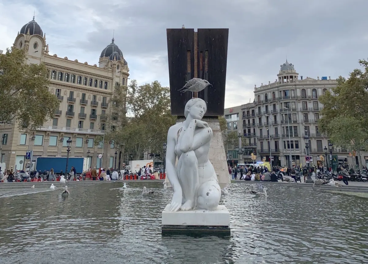 カタルーニャ広場｜バルセロナ市民と観光客が立ち止まる重要スポット