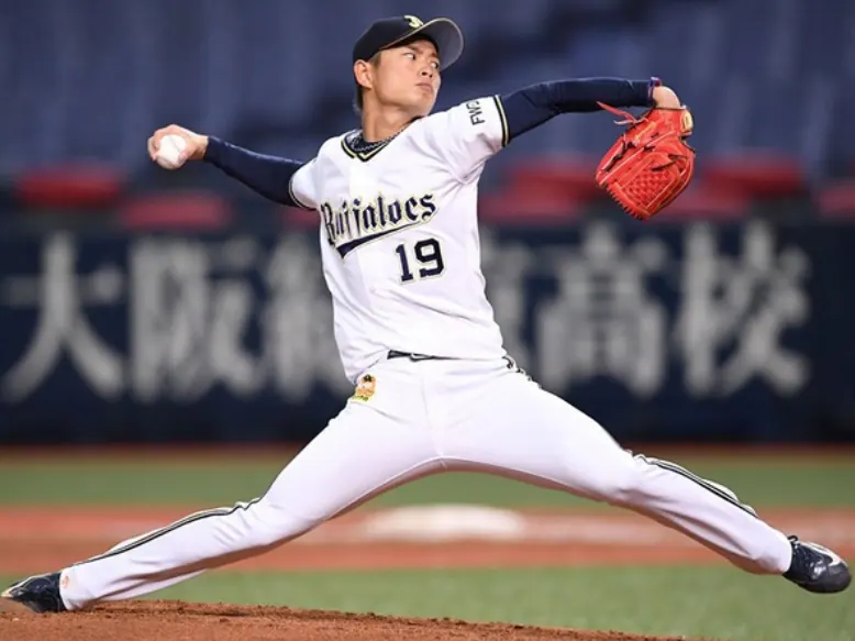 開幕投手・山岡泰輔はSNSも活用して進化。 憧れの先輩のアドバイスも糧に