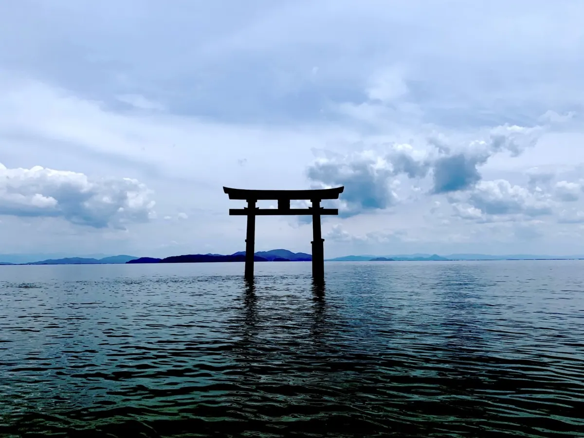 白鬚神社｜琵琶湖に浮かび立つ超神秘的な大鳥居は必見！白鬚神社の総本山