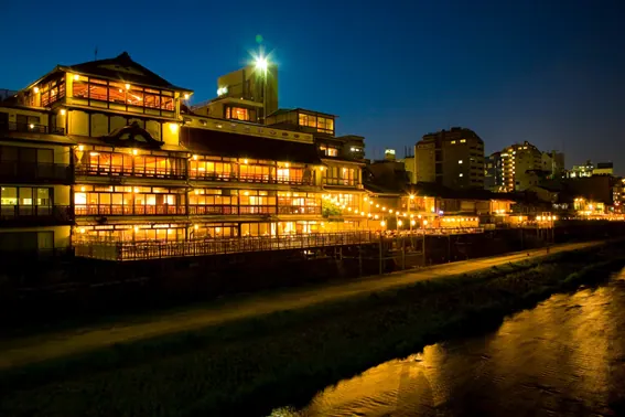 鮒鶴京都鴨川リゾート｜屋外テラスで、モエ・エ・シャンドンと新コラボレーション！