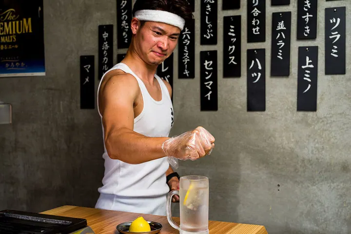 焼肉ホルモンまっちゃん｜筋肉店長のオススメは、大和牛と生にぎりサワー！