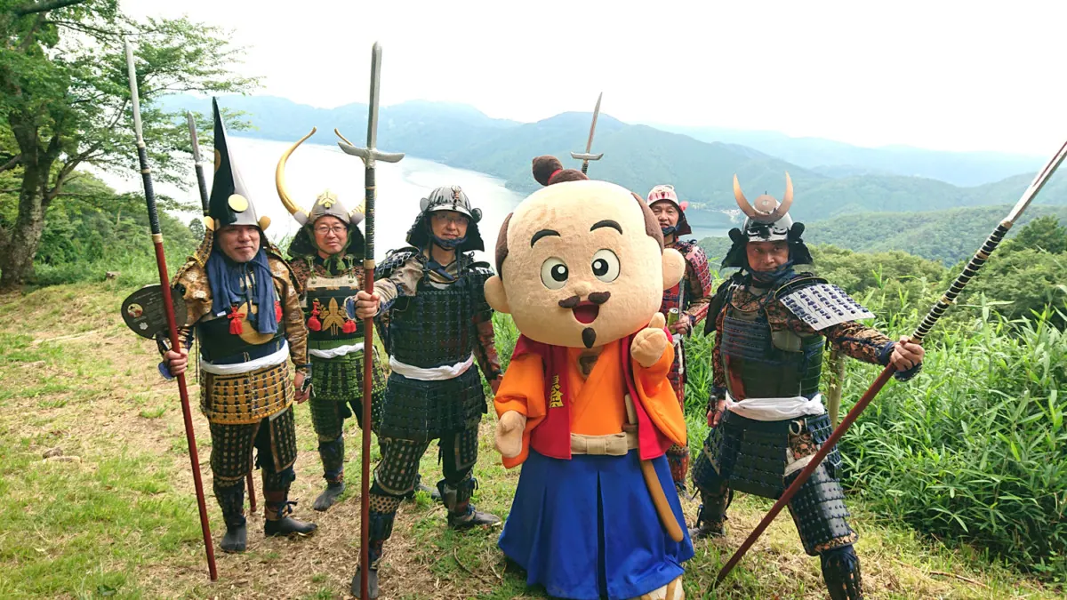 絶景【槍ヶ岳】で行う「山頂ヨガ」や「戦国武将の家紋クイズ」が人気なワケ