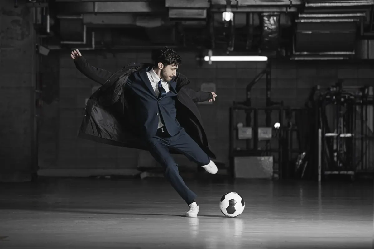 【アンブロ】ファン待望の「フォーマル×快適性」を追求した高機能コートが誕生!
