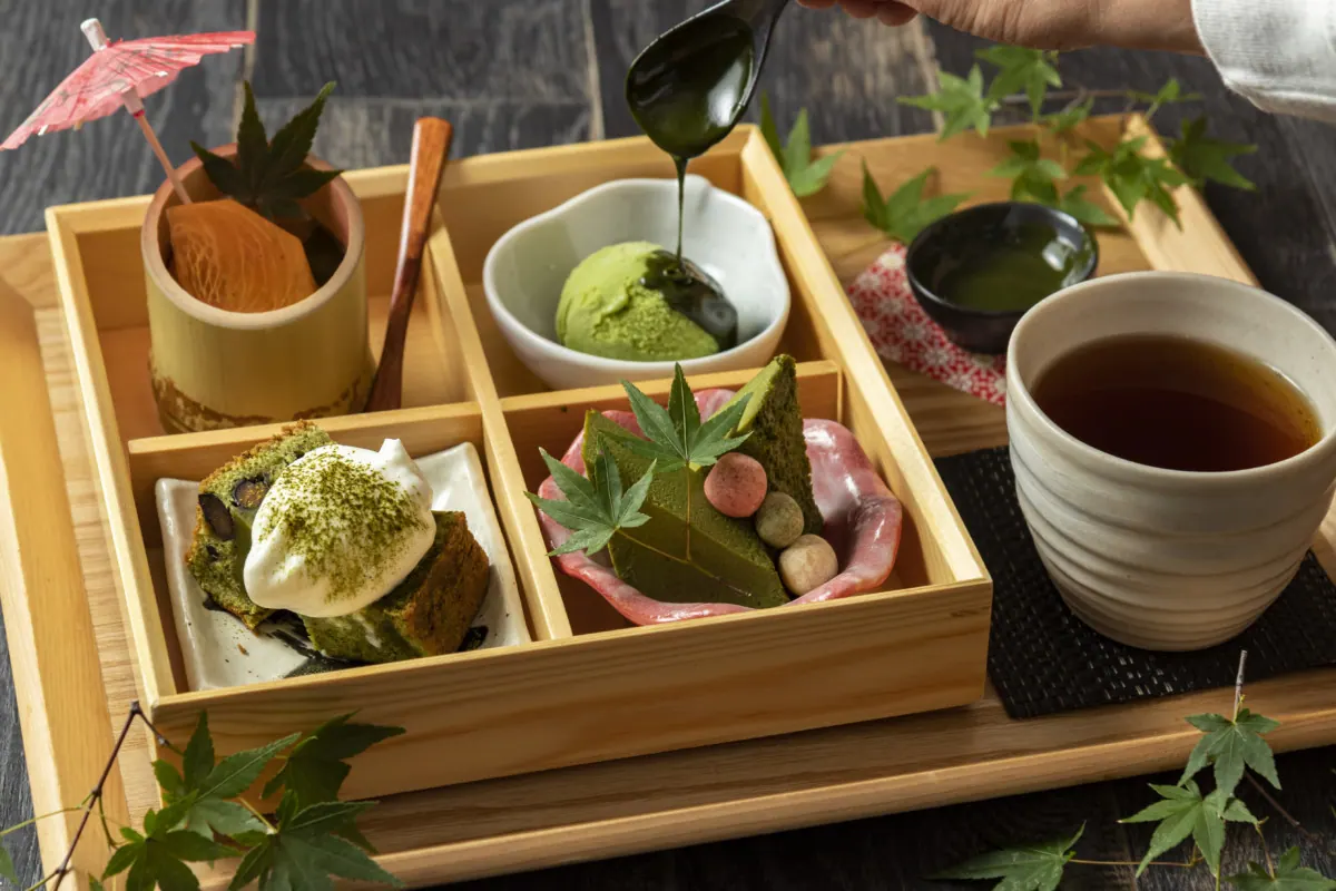 嵐山「OBU CAFE (オブ カフェ)」京都4種のスイーツ”抹茶尽くしBOX”で秋を楽しむ。