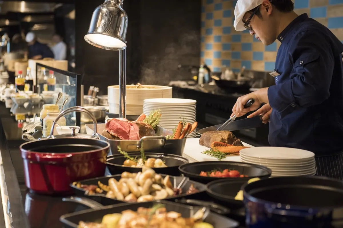 ヒルトン大阪｜薫香が食欲をそそるくんくん燻製ビュッフェを開始の画像2