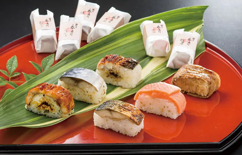 【衣寿司】「さば」「さけ」「あなご」等を柿の葉で包んだ名産の冷凍版が登場！