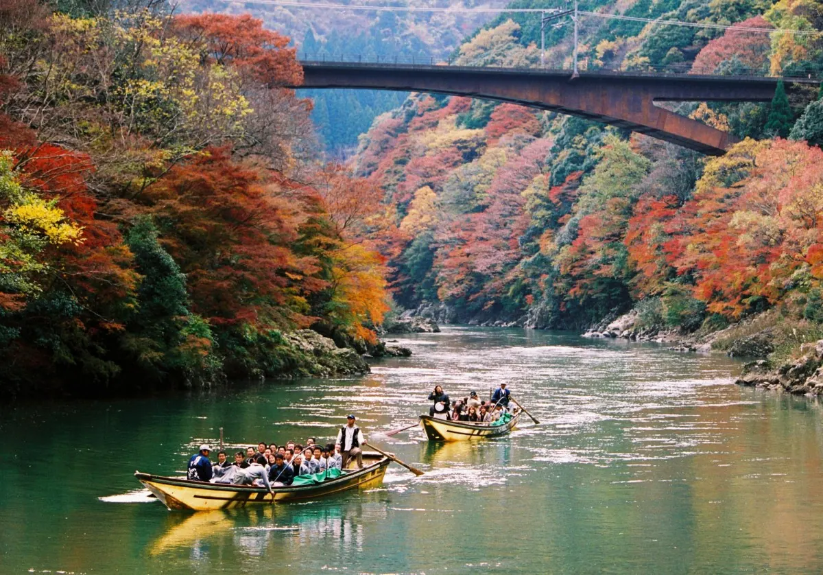 【保津川下り】船上から見渡す嵐山の絶景とともに、紅葉狩りを堪能してみる!