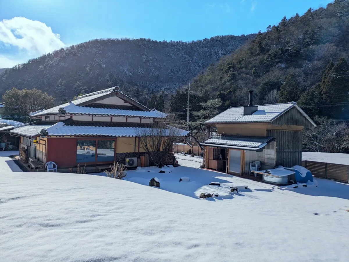 関西初(*1)京都・美山に蓄熱式薪ストーブサウナを導入した1棟貸し古民家宿Earの画像1