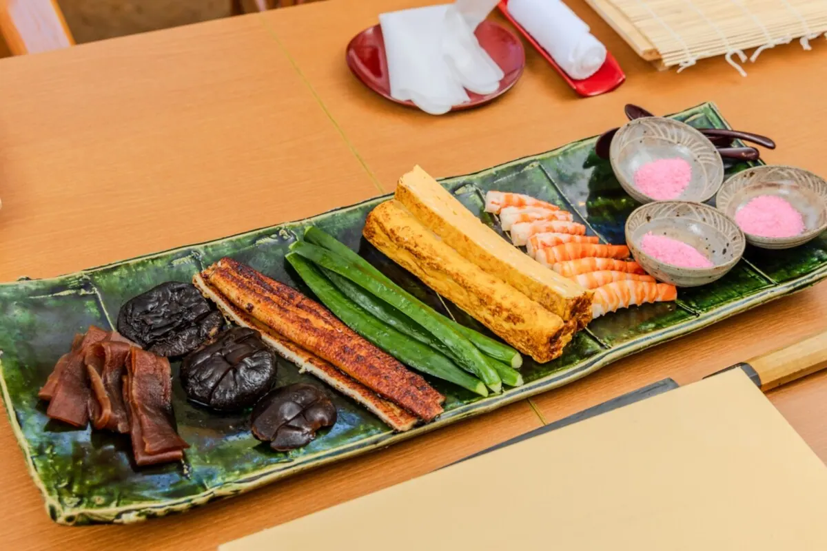“黙って食べる”意味を知る。恵方巻を消費から文化体験へ再定義する、旅館で福を呼ぶの画像1