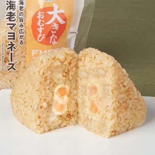 海老マヨネーズを包んだ大きなおむすびの断面