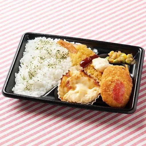 海老フライ2尾とグラタンが入った洋風弁当