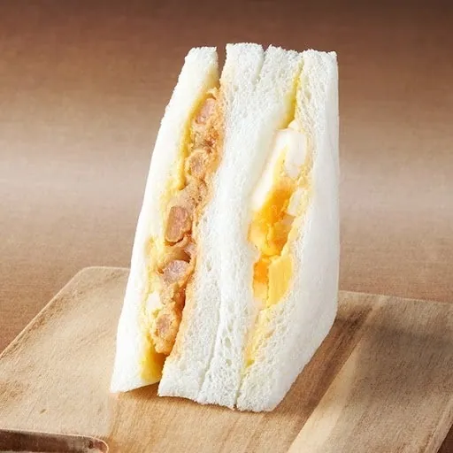 海老フライとたまごの2層になったサンドイッチ