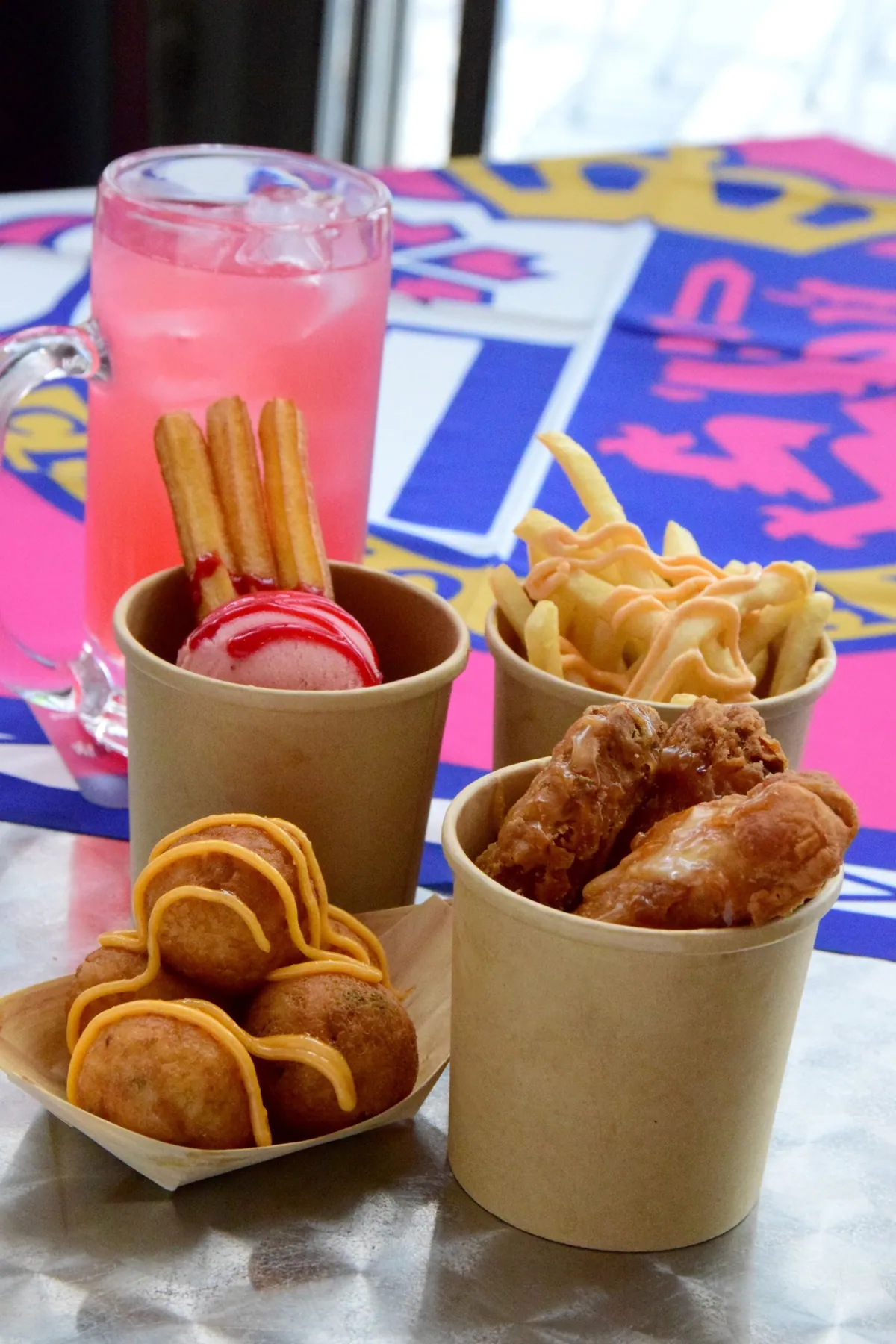 セレッソピンクSUIとチュロス、たこ焼き、フライドポテト、チキンウィング