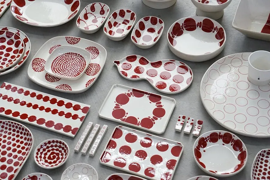 赤い水玉や円の模様が描かれた白い器の数々