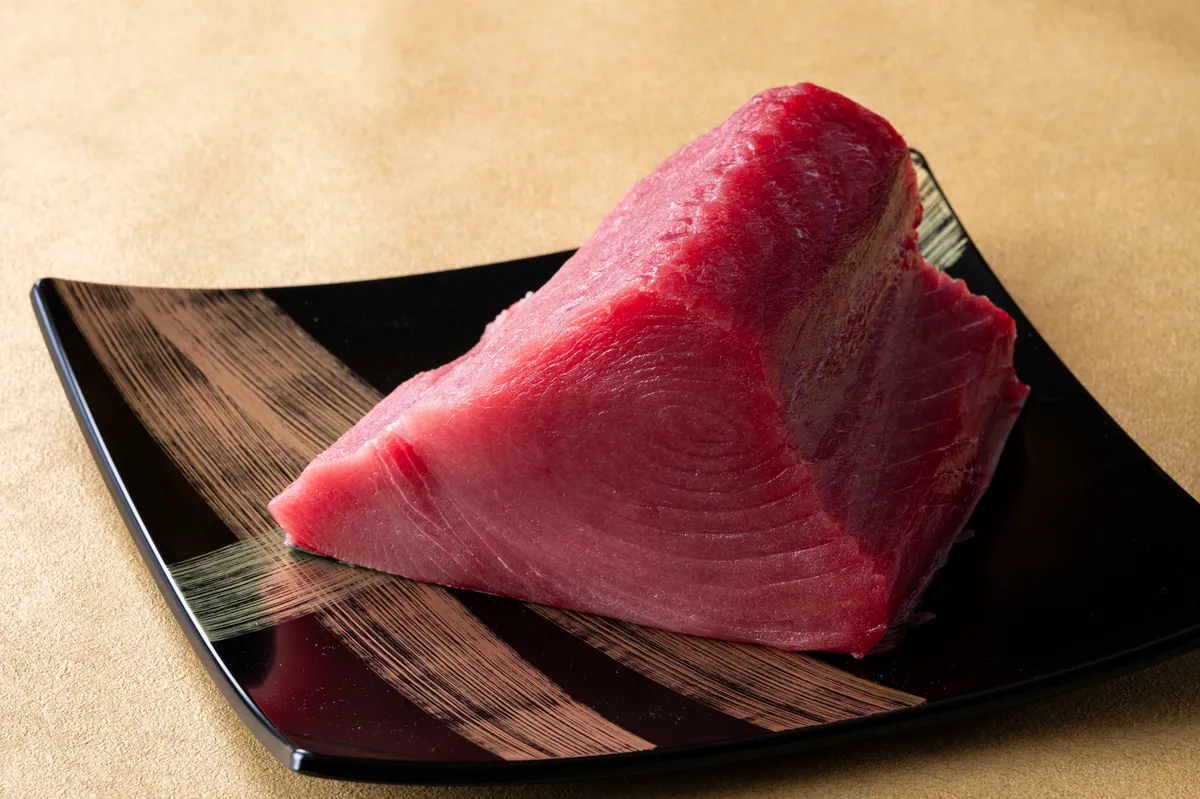 黒い角皿にのせたマグロの柵