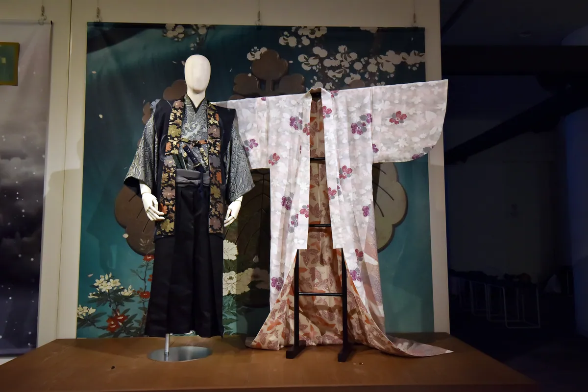 秀長の衣裳と慶の打掛が並んだ衣裳展示