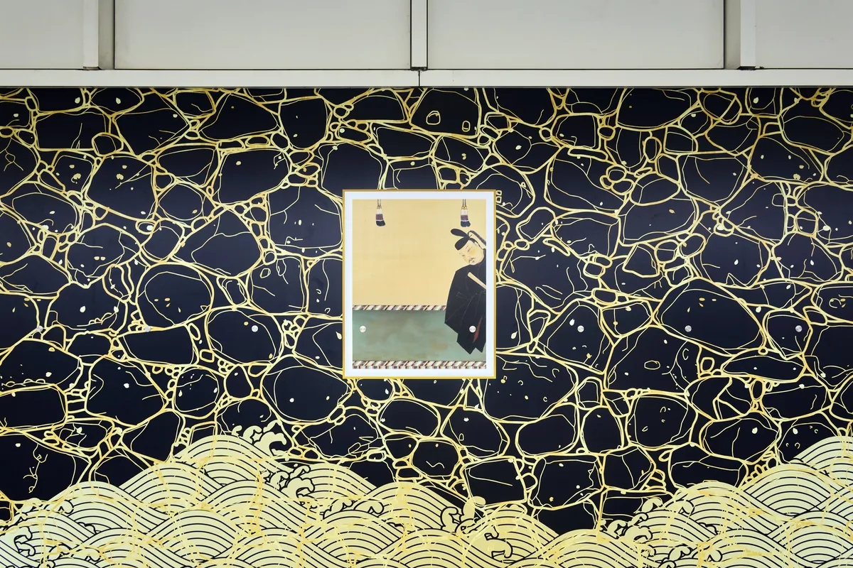 金色の模様と波が描かれた大河ドラマ館の壁面展示