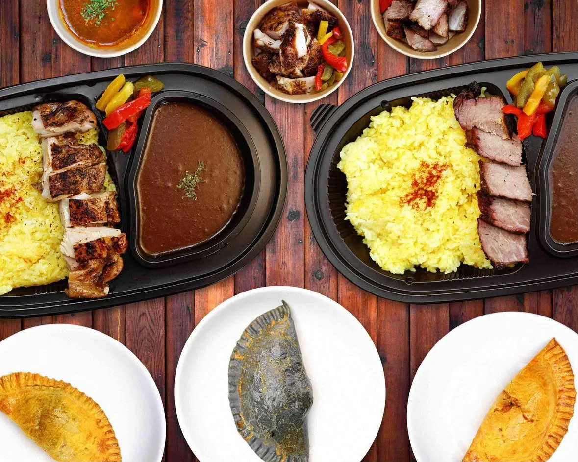 カレーや焼いた肉などが並ぶフードの写真