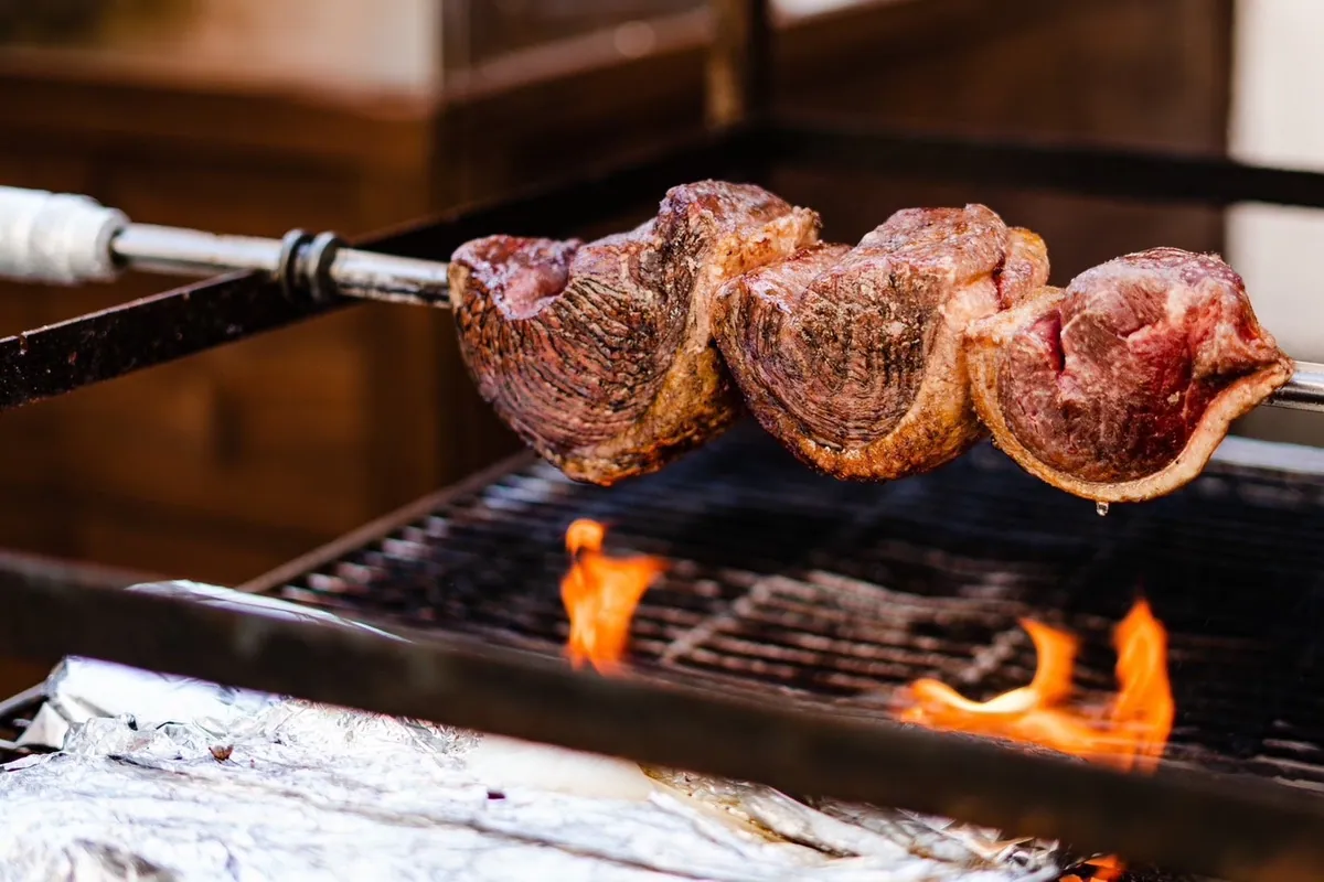グリルで焼かれる串刺しの肉