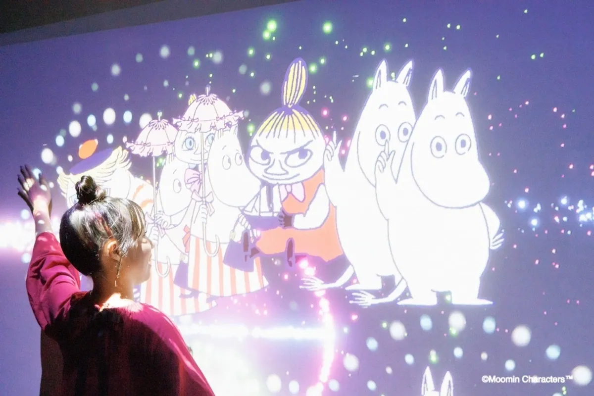 壁に手をかざすと花火やムーミンたちが映し出される展望4階のデジタルアート