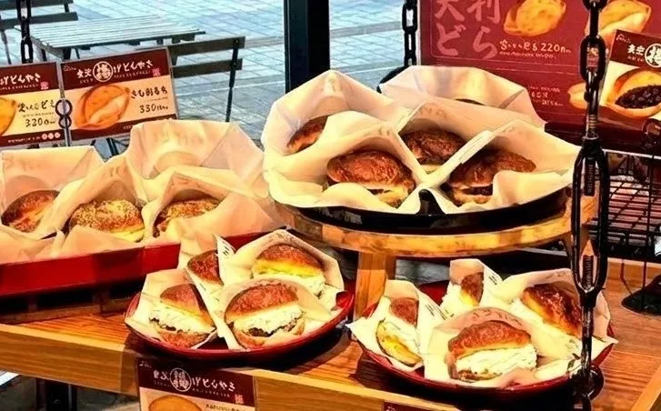 店頭に並ぶ東京揚げどらやき