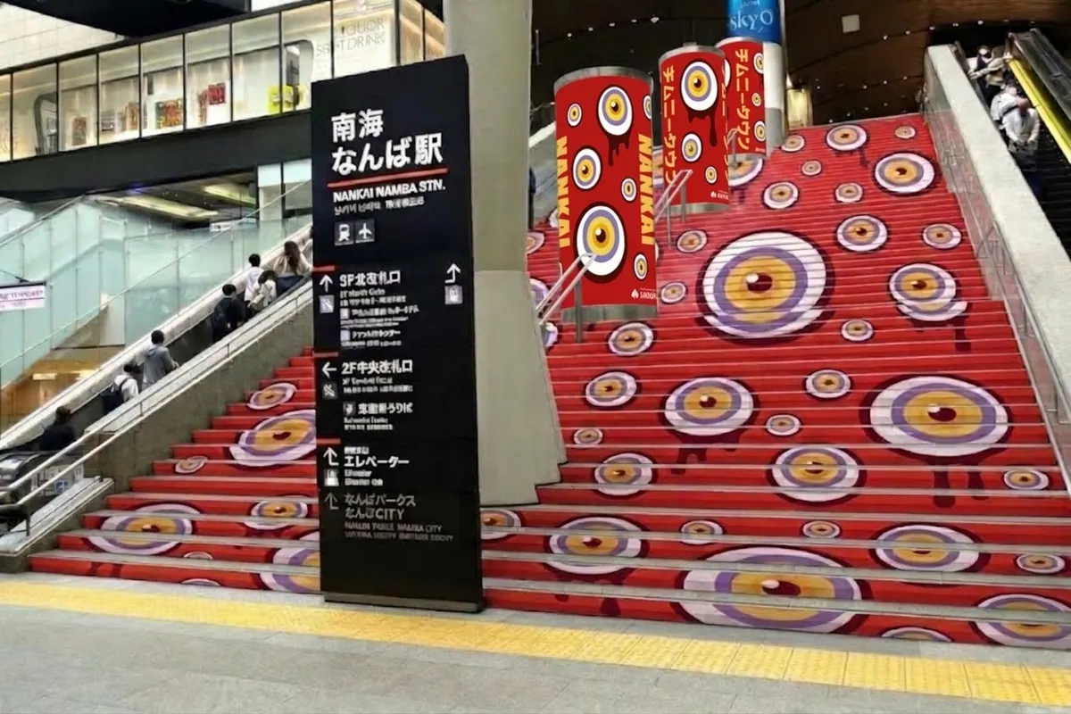 目玉の模様で埋め尽くされた南海なんば駅の大階段のイメージ