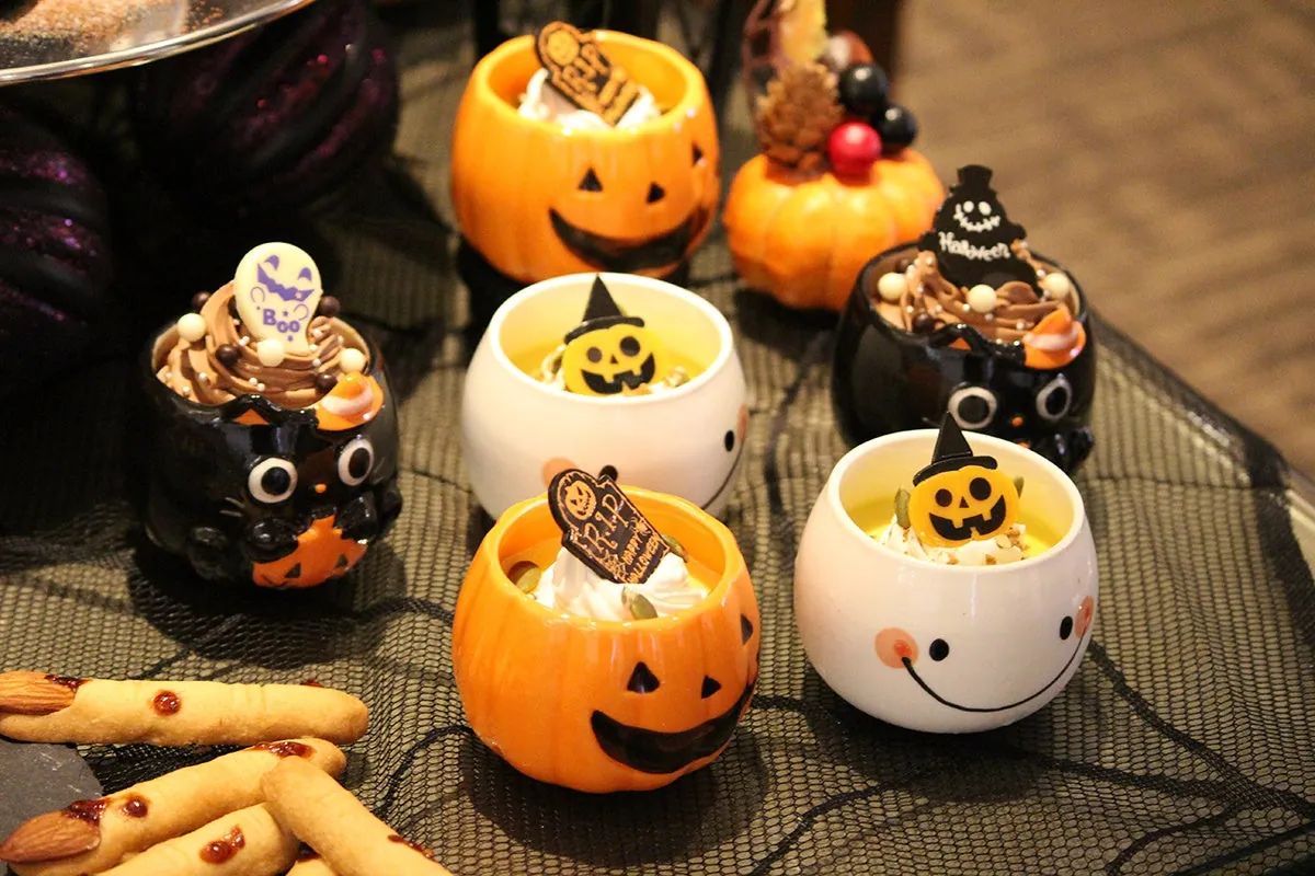 ジャック・オ・ランタンやおばけ、黒猫をかたどった器に盛られたハロウィンのカップスイーツ