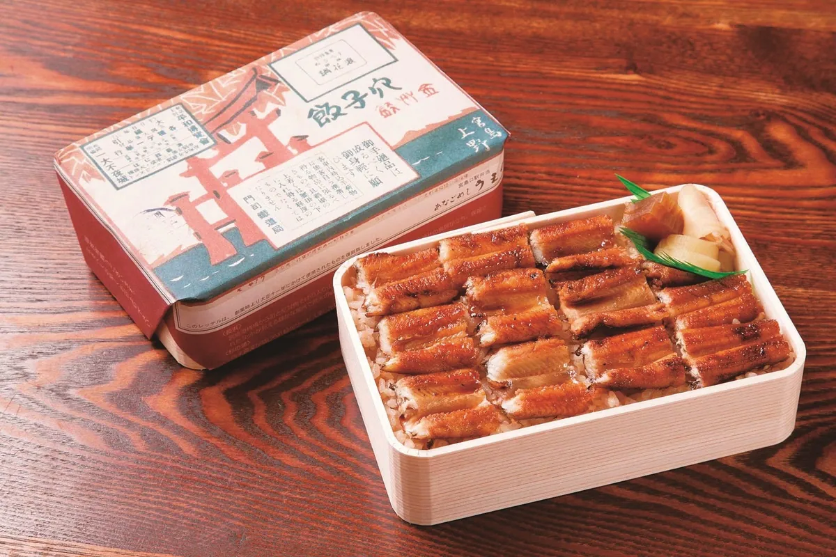木箱に並んだ焼きあなごが主役の、あなごめしうえののあなごめし弁当