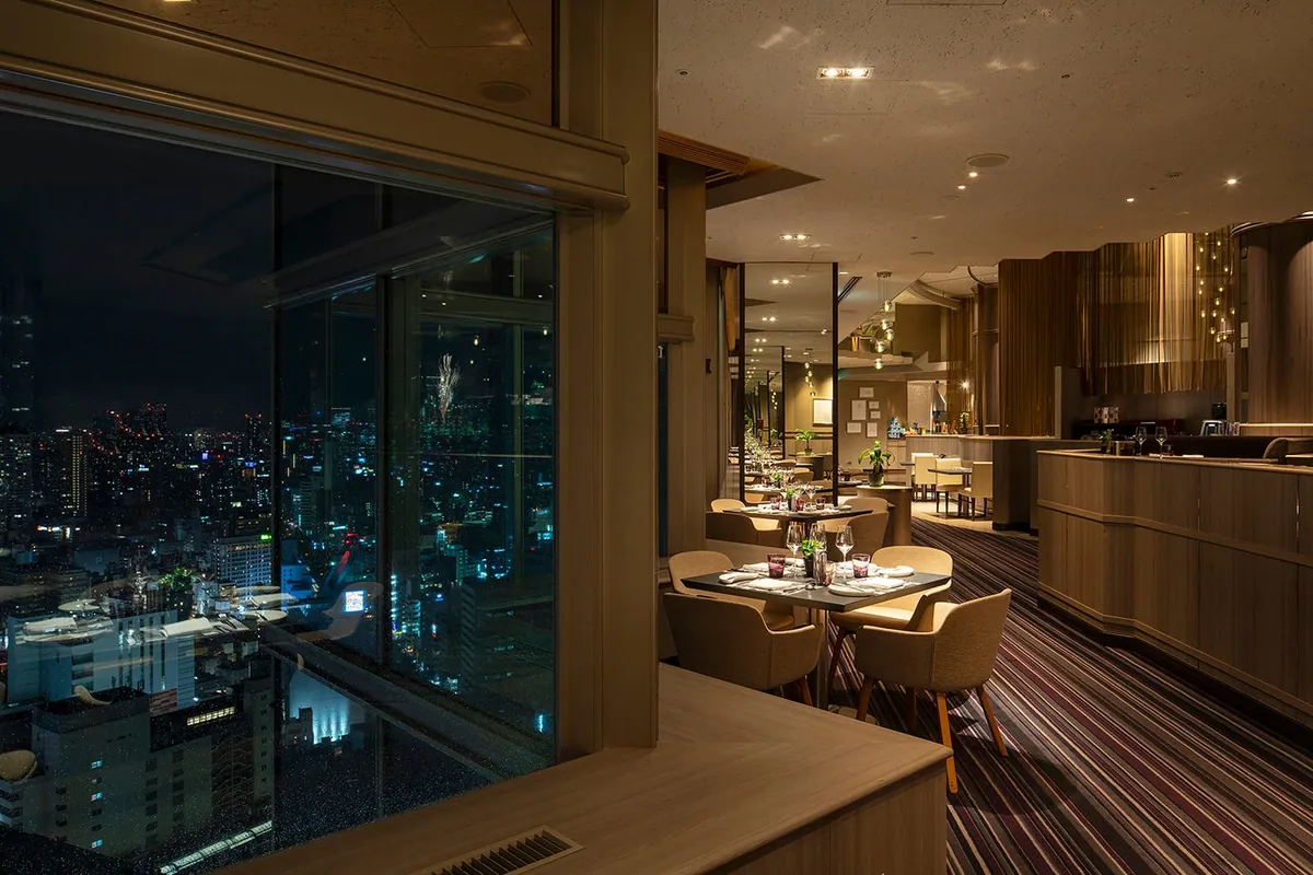 大きな窓から夜景が見える「テーブル36」の店内