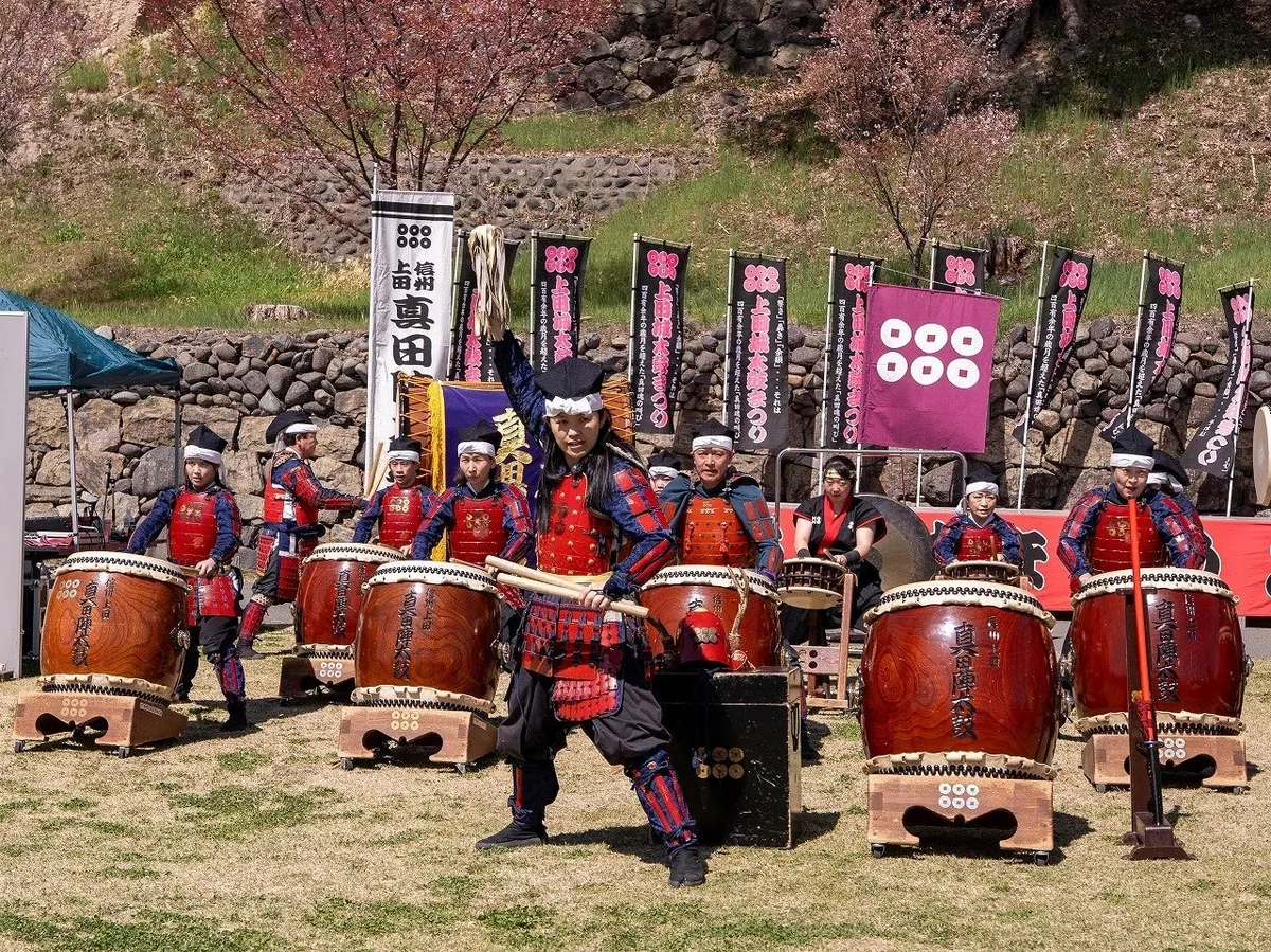 暗い展示室で照らし出された、大小の石を積んだ豊臣時代の石垣