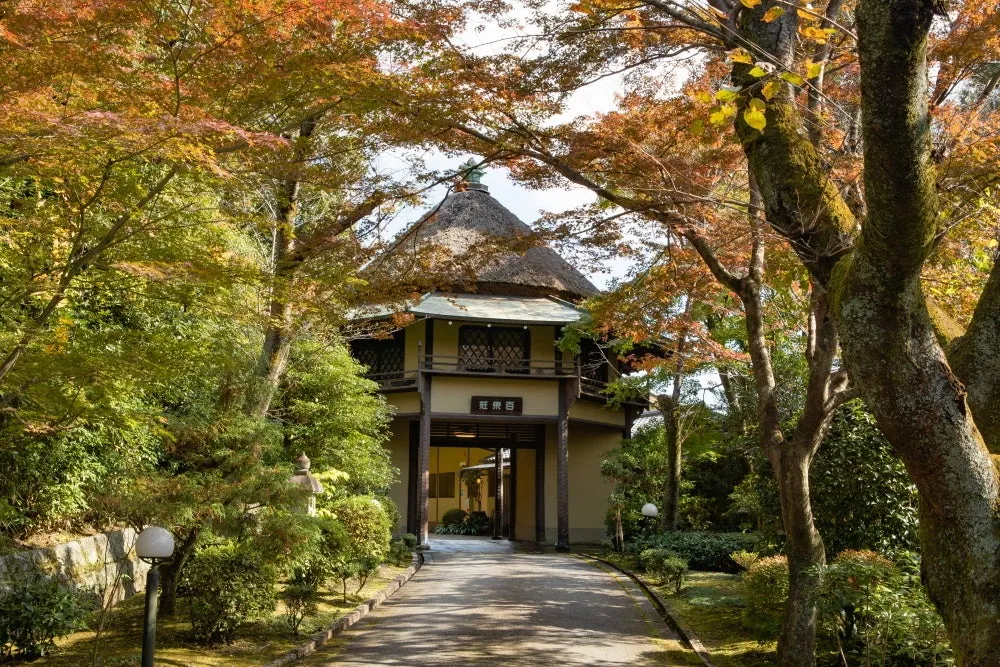 奈良・富雄の料亭「百楽荘」が約1万坪の庭園を無料開放、11月11日・15日に紅葉散策