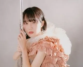 フルートを手にした山本英さん