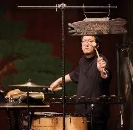 打楽器を演奏する安藤巴さん
