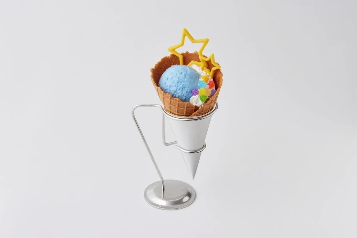 コーンに青いアイスと星形のチョコ、カラフルなこんぺいとうをのせたデザート