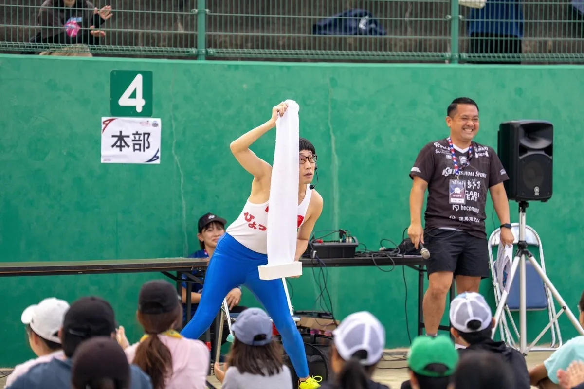 子どもに向けて身ぶりで話す、ひょっこりはんさん