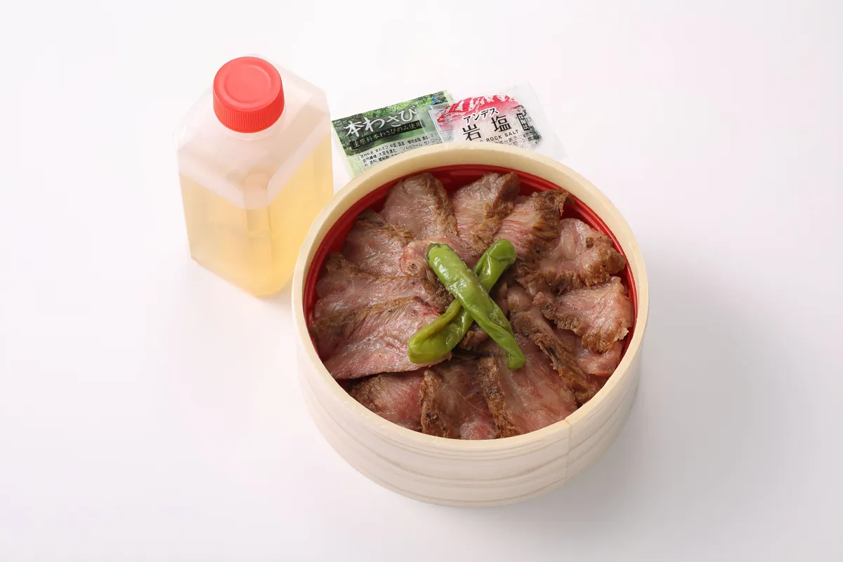 Kuroge-ya’s Wagyu hitsumabushi bowl served with a bottle of dashi broth and condiments