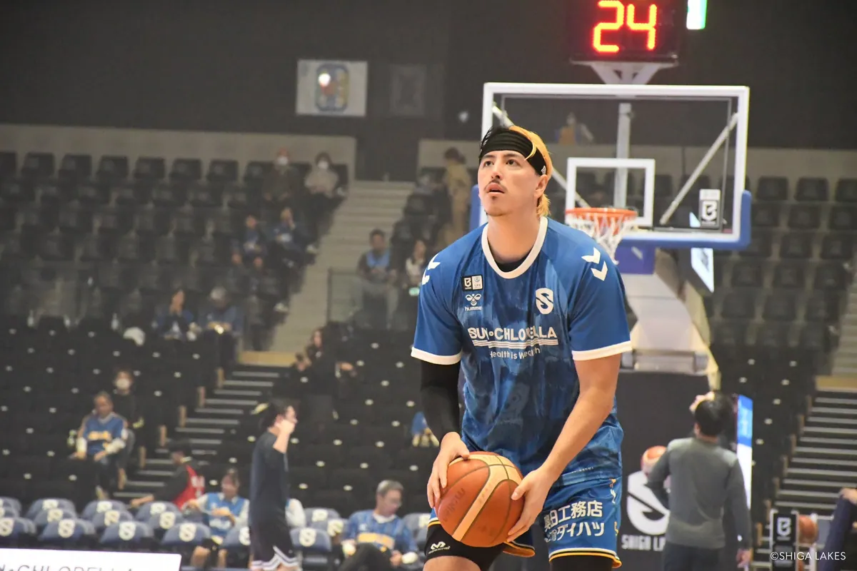 A player lining up a shot during warm-up, with the para-art shirt logo visible on the chest