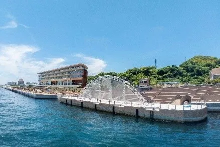淡路島の東海岸に設けられた海上アートステージ「PASONA HARBOR STAGE」の外観